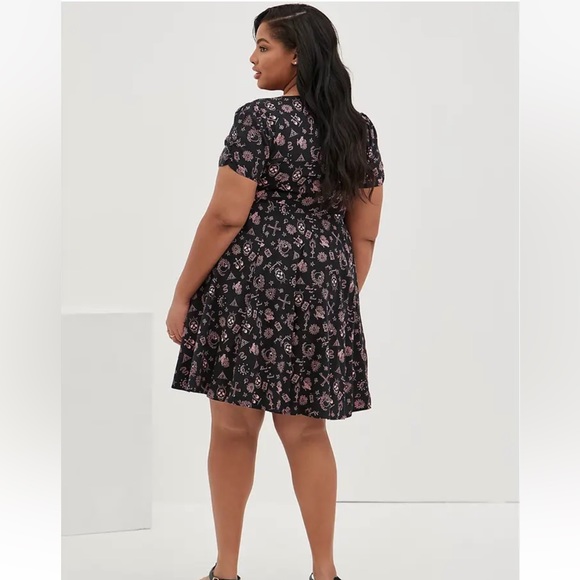 Torrid SHIRRED FIT & FLARE DRESS STRETCH CHALLIS TATTOO BLACK SIZE 4 NWOT - Picture 7 of 12